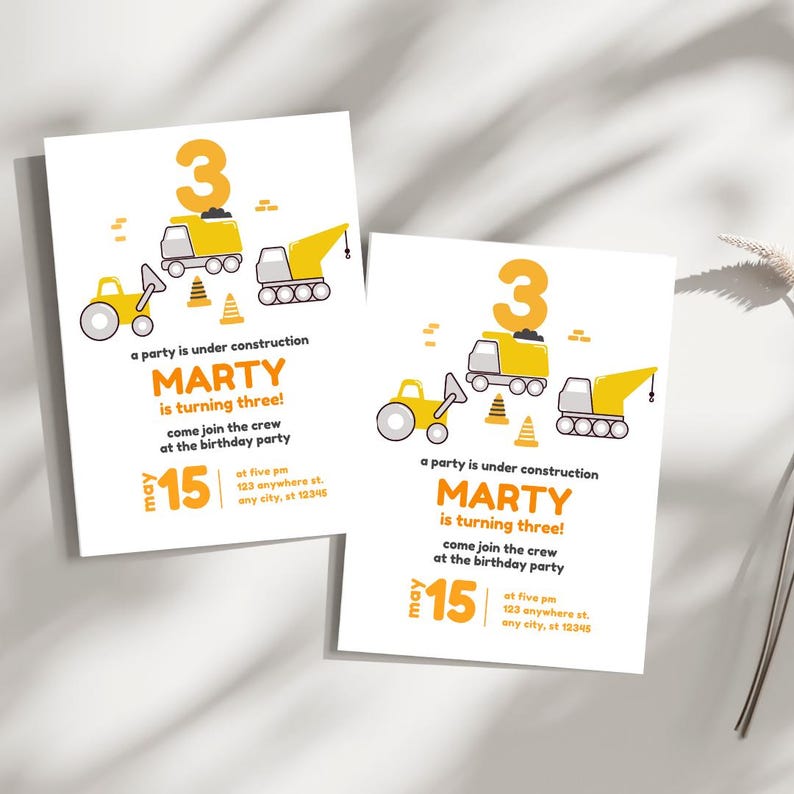 Peut inclure: Une invitation de f&ecirc;te d'anniversaire sur le th&egrave;me de la construction jaune et blanche pour un gar&ccedil;on qui f&ecirc;te ses trois ans. L'invitation pr&eacute;sente un grand chiffre trois, trois v&eacute;hicules de chantier et le texte "a party is under construction Marty is turning three! come join the crew at the birthday party May 15 at five pm 123 anywhere st. any city, st 12345".