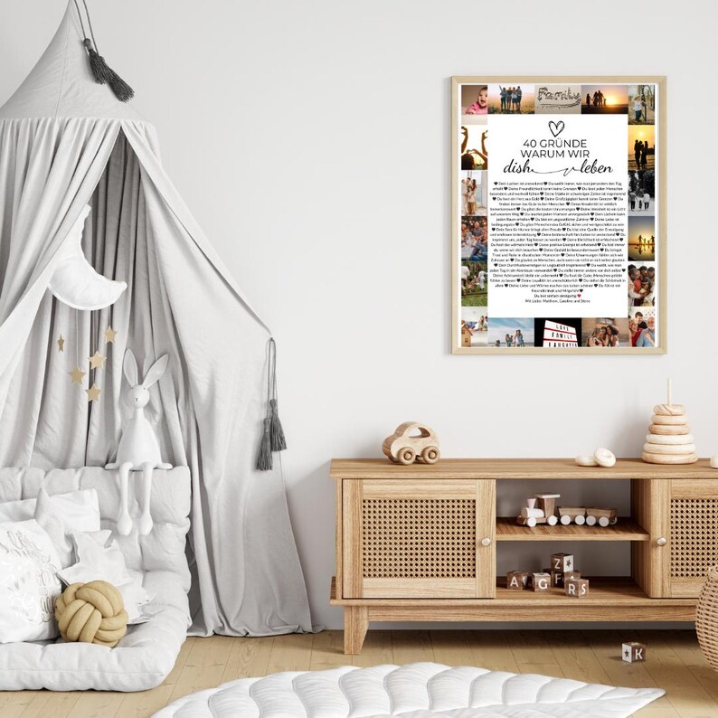 May include: A framed collage featuring family photos and text in German. The text reads "40 GR&Uuml;NDE WARUM WIR DICH LIEBEN" (40 Reasons Why We Love You). The frame is displayed in a child's room with a play tent and wooden furniture.
