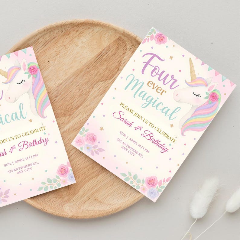 Puede incluir: Invitaci&oacute;n de cumplea&ntilde;os rosa y blanca con una ilustraci&oacute;n de unicornio. La invitaci&oacute;n dice "Four ever Magical" y "Por favor, &uacute;nase a nosotros para celebrar el 4&ordm; cumplea&ntilde;os de Sarah".
