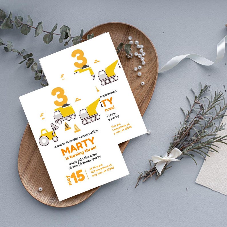 Peut inclure: Invitation &agrave; une f&ecirc;te d'anniversaire sur le th&egrave;me de la construction avec des v&eacute;hicules de chantier jaunes et gris et le texte "Une f&ecirc;te est en construction Marty a trois ans ! Rejoignez l'&eacute;quipe pour la f&ecirc;te d'anniversaire le 15 mai &agrave; 17h00 123 anywhere st any city, at 12345"