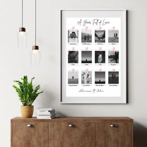 Pode incluir: Uma colagem de fotos em preto e branco de um ano de vida de casal. Cada m&ecirc;s &eacute; representado por uma foto com um cora&ccedil;&atilde;o rosa acima. A colagem &eacute; intitulada "A Year Full of Love" e assinada "Lerissa & John".