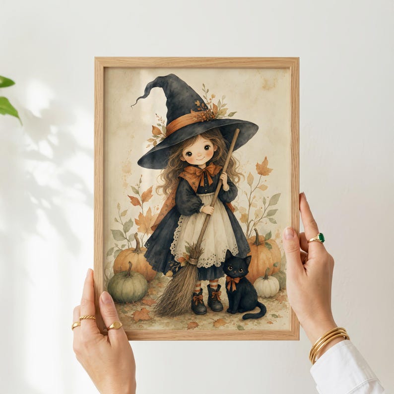 Puede incluir: Una ilustraci&oacute;n enmarcada que muestra a un personaje joven con un sombrero puntiagudo oscuro y un vestido con delantal blanco, sosteniendo una escoba. La escena incluye un gato negro con un lazo naranja, varias calabazas y hojas de oto&ntilde;o.