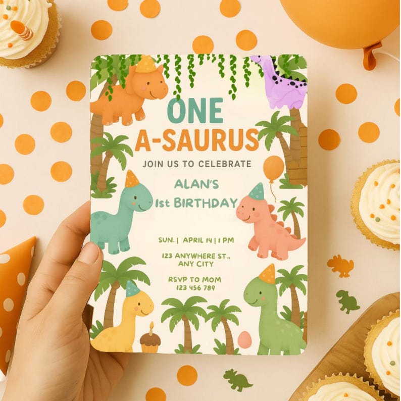 Pode incluir: Um convite de anivers&aacute;rio com tema de dinossauros colorido com o texto "One A-saurus" e "Join us to celebrate Alan's 1st Birthday". O convite apresenta um dinossauro verde, rosa e amarelo com chap&eacute;us de festa, palmeiras e um dinossauro verde e roxo com um chap&eacute;u de festa.