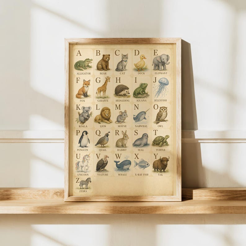 Puede incluir: Un p&oacute;ster rectangular de pared que presenta un abecedario con ilustraciones de animales de la A a la Z en estilo vintage. Cada letra est&aacute; emparejada con una criatura correspondiente, como un caim&aacute;n, oso, gato y cebra, sobre un fondo beige.