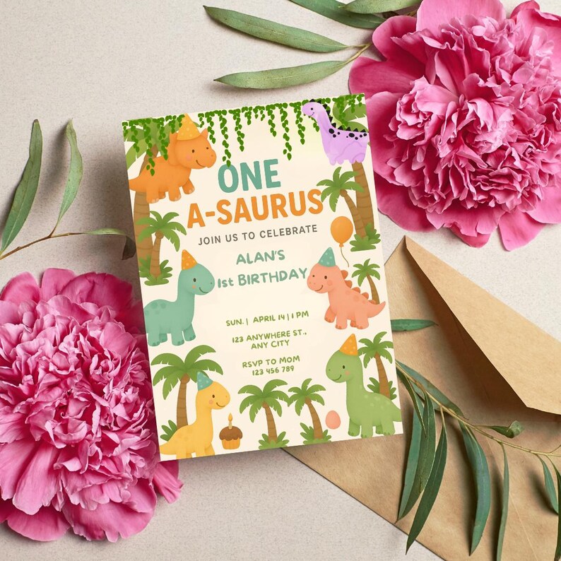Pode incluir: Um convite de anivers&aacute;rio de dinossauro amarelo claro e verde com o texto "One A-saurus" e "Join us to celebrate Alan's 1st Birthday". O convite tem um design de dinossauro verde, amarelo e rosa com palmeiras e um bal&atilde;o amarelo.