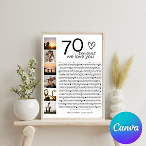 Pode incluir: Uma impress&atilde;o emoldurada com o texto "70 raz&otilde;es pelas quais te amamos" e um s&iacute;mbolo de cora&ccedil;&atilde;o. A impress&atilde;o inclui v&aacute;rias fotos pequenas e uma lista de raz&otilde;es. A impress&atilde;o &eacute; exibida em uma prateleira de madeira com um vaso branco e flores.