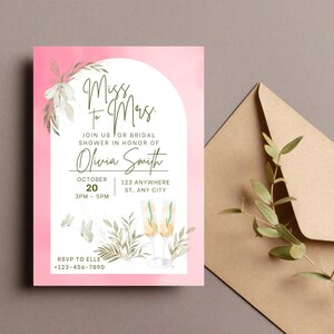 Pu&ograve; includere: Invito rosa per un addio al nubilato con un design floreale ad acquerello e il testo "Miss to Mrs.". L'invito include il nome della sposa, "Olivia Smith", la data e l'ora dell'addio al nubilato e la posizione.