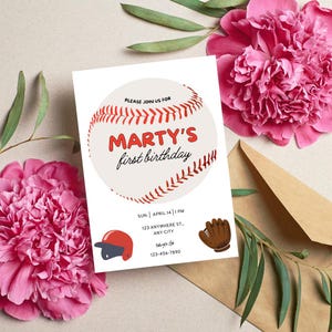 K&ouml;nnte beinhalten: Eine Baseball-Geburtstagseinladung mit einer roten und wei&szlig;en Baseballgrafik, dem Text "Marty's first birthday" und den Details zur Veranstaltung.