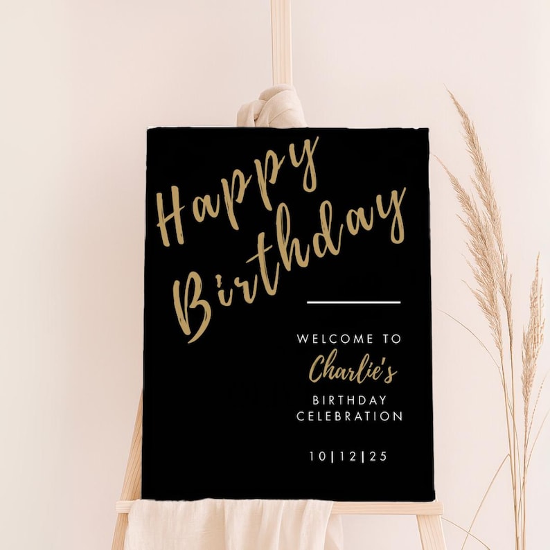 Op de afbeelding: Zwart welkomstschild met gouden belettering met de tekst "Happy Birthday" en "Welcome to Charlie's Birthday Celebration 10|12|25".