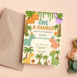 Pode incluir: Um convite colorido para uma festa de primeiro anivers&aacute;rio com tema de dinossauros com o texto "One A-saurus" e "Junte-se a n&oacute;s para celebrar o 1&ordm; anivers&aacute;rio de Alan". O convite apresenta uma variedade de dinossauros em diferentes cores e poses, incluindo um dinossauro verde com um chap&eacute;u de festa, um dinossauro roxo e um dinossauro laranja. O convite tamb&eacute;m inclui palmeiras e um bal&atilde;o amarelo.