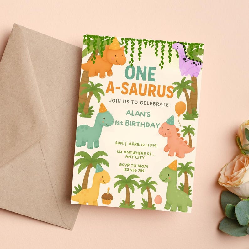 Pode incluir: Um convite colorido para uma festa de primeiro anivers&aacute;rio com tema de dinossauros com o texto "One A-saurus" e "Junte-se a n&oacute;s para celebrar o 1&ordm; anivers&aacute;rio de Alan". O convite apresenta uma variedade de dinossauros em diferentes cores e poses, incluindo um dinossauro verde com um chap&eacute;u de festa, um dinossauro roxo e um dinossauro laranja. O convite tamb&eacute;m inclui palmeiras e um bal&atilde;o amarelo.