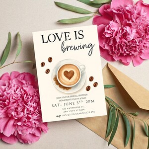 Pu&ograve; includere: Un invito a un addio al nubilato con un'illustrazione di una tazza di caff&egrave; e il testo "LOVE IS brewing". L'invito include la data, l'ora e il luogo dell'evento. Sono incluse anche le informazioni RSVP.