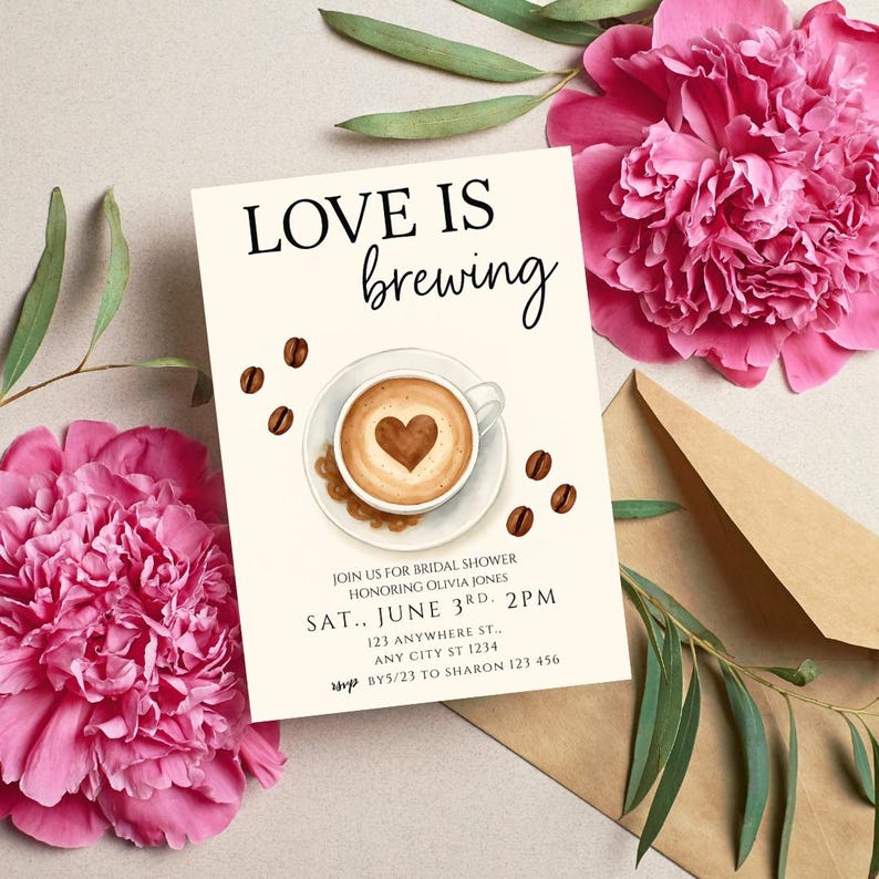 Pu&ograve; includere: Un invito a un addio al nubilato con un'illustrazione di una tazza di caff&egrave; e il testo "LOVE IS brewing". L'invito include la data, l'ora e il luogo dell'evento. Sono incluse anche le informazioni RSVP.