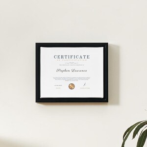 以下が含まれることがあります： 白い背景に「CERTIFICATE OF PARTICIPATION」というテキストと「Stephen Lawrence」という名前が印刷された、黒枠の参加証明書です。