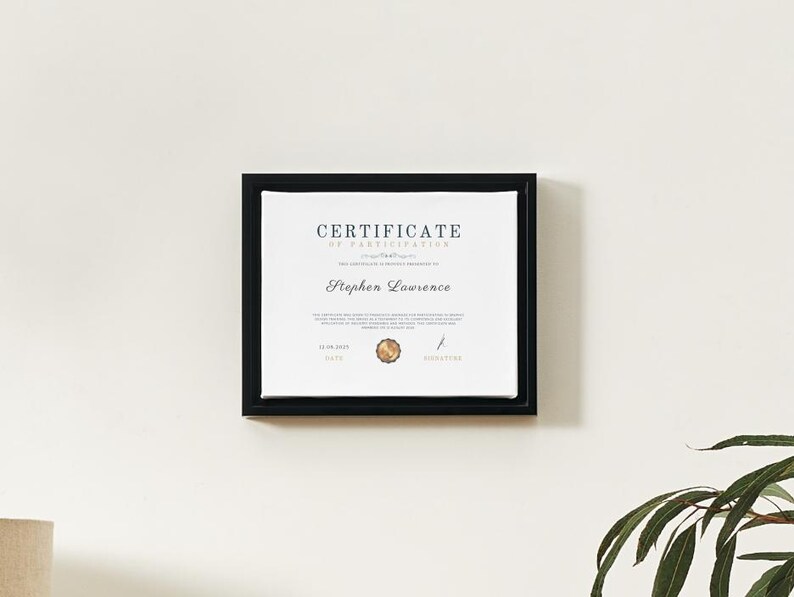 以下が含まれることがあります： 白い背景に「CERTIFICATE OF PARTICIPATION」というテキストと「Stephen Lawrence」という名前が印刷された、黒枠の参加証明書です。