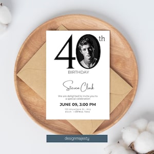 Puede incluir: Invitaci&oacute;n de cumplea&ntilde;os en blanco y negro con una foto de un hombre y el texto "40&ordm; cumplea&ntilde;os Steven Clark" y los detalles del evento.