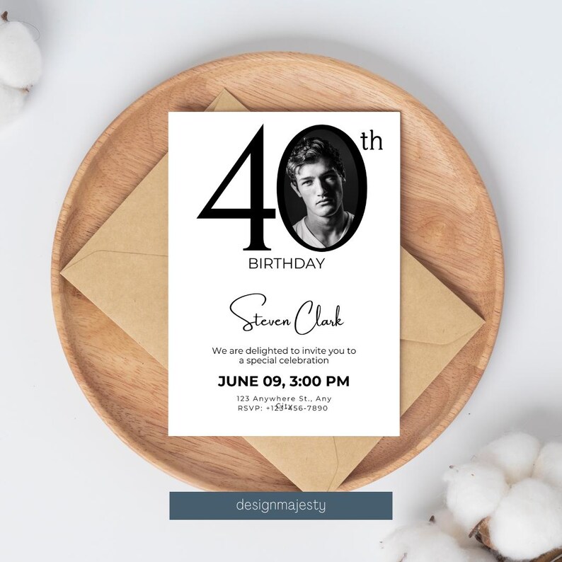 Puede incluir: Invitaci&oacute;n de cumplea&ntilde;os en blanco y negro con una foto de un hombre y el texto "40&ordm; cumplea&ntilde;os Steven Clark" y los detalles del evento.