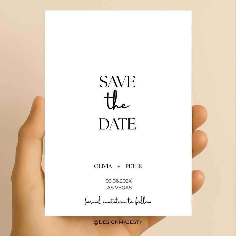 Op de afbeelding: Een witte kaart met de woorden "SAVE the DATE" in zwart schrift. Onder de tekst staan de namen "OLIVIA + PETER", de datum "03.06.202X" en de locatie "LAS VEGAS". De kaart bevat ook de tekst "formal invitation to follow".