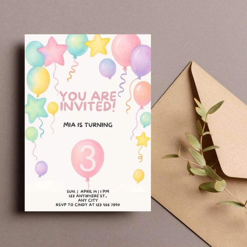 Op de afbeelding: Een verjaardagsuitnodiging met pastelkleurige aquarelballonnen en sterren in roze, blauw, geel en paars. De tekst luidt: YOU ARE INVITED! MIA IS TURNING 3. Bevat evenementdetails voor zondag 14 april om 13:00 uur op 123 Anywhere St.