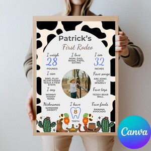 K&ouml;nnte beinhalten: Ein schwarz-wei&szlig;es Poster mit Kuhmuster und einem Foto eines jungen Jungen in einem Cowboyhut. Das Poster ist mit Kakteen, Cowboystiefeln und einem Hufeisen verziert. Das Poster enth&auml;lt den Text "Patrick's First Rodeo" und listet das Alter, das Gewicht, die Gr&ouml;&szlig;e, die Lieblingslieder, Spielzeuge und Lebensmittel des Jungen auf.