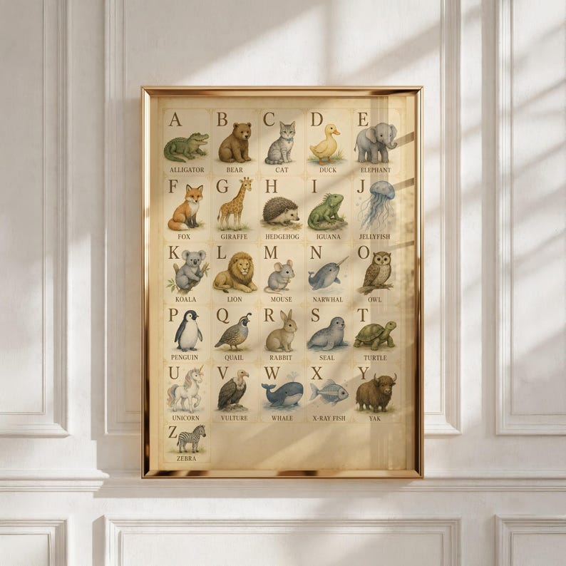 Puede incluir: Una l&aacute;mina decorativa rectangular con un abecedario ilustrado con animales para cada letra de la A a la Z. El fondo beige muestra letras may&uacute;sculas negras y los nombres de los animales correspondientes en una cuadr&iacute;cula con marco dorado.