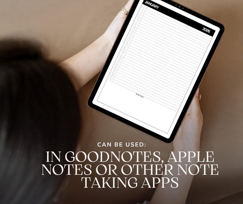 Op de afbeelding: Een digitale planner op een tablet, met een minimalistisch ontwerp. Het scherm toont een witte achtergrond met zwarte tekst, met het label "JANUARI 2026" en gelijnde secties voor notities. De tekst onderaan luidt "KAN WORDEN GEBRUIKT: IN GOODNOTES, APPLE NOTES OF ANDERE NOTITIE-APPS."