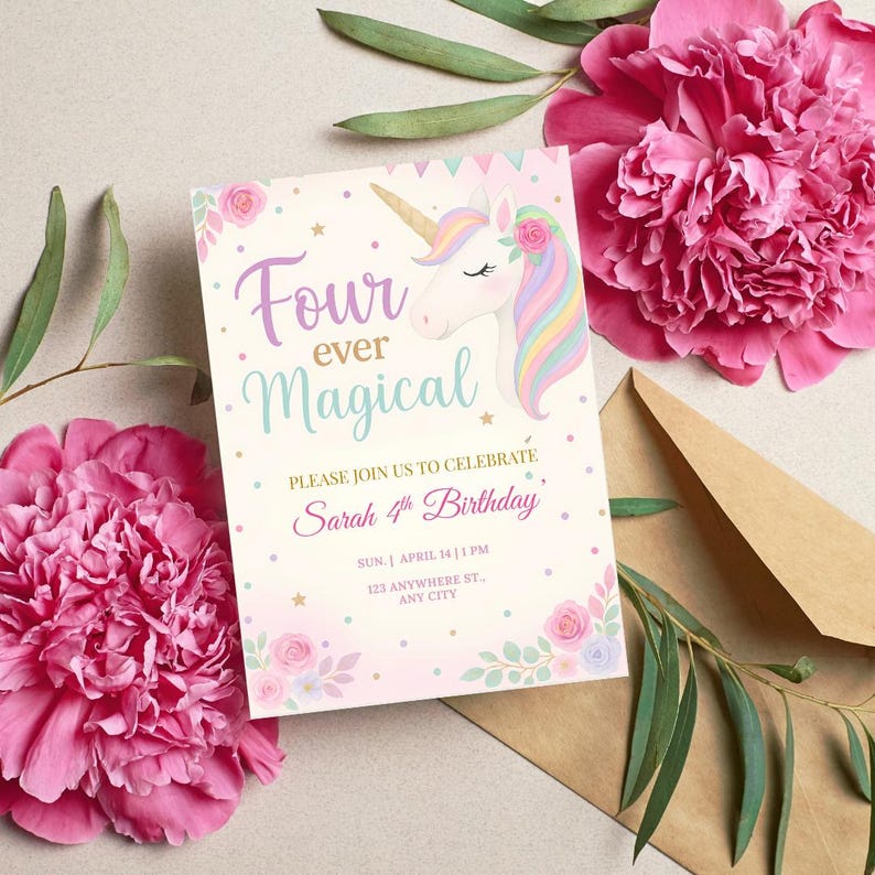 Puede incluir: Una invitaci&oacute;n rosa y blanca con una ilustraci&oacute;n de unicornio. El texto dice "Four ever Magical" y "Sarah 4th Birthday".