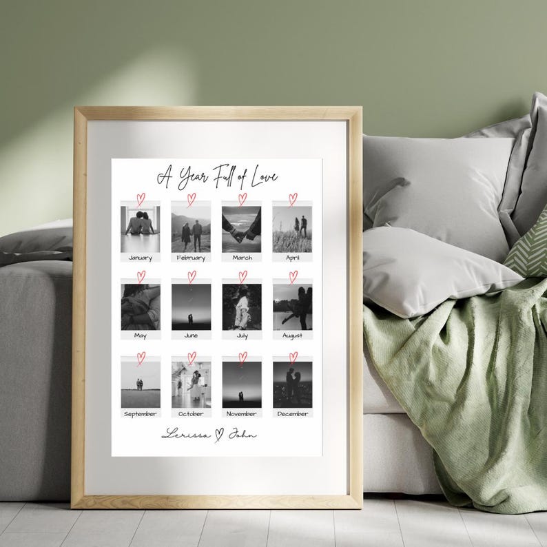Pode incluir: Uma colagem de fotos em preto e branco de um ano de casal. Cada m&ecirc;s &eacute; representado por uma foto com um cora&ccedil;&atilde;o acima. A colagem &eacute; intitulada "A Year Full of Love" e &eacute; assinada "Lerissa & John".