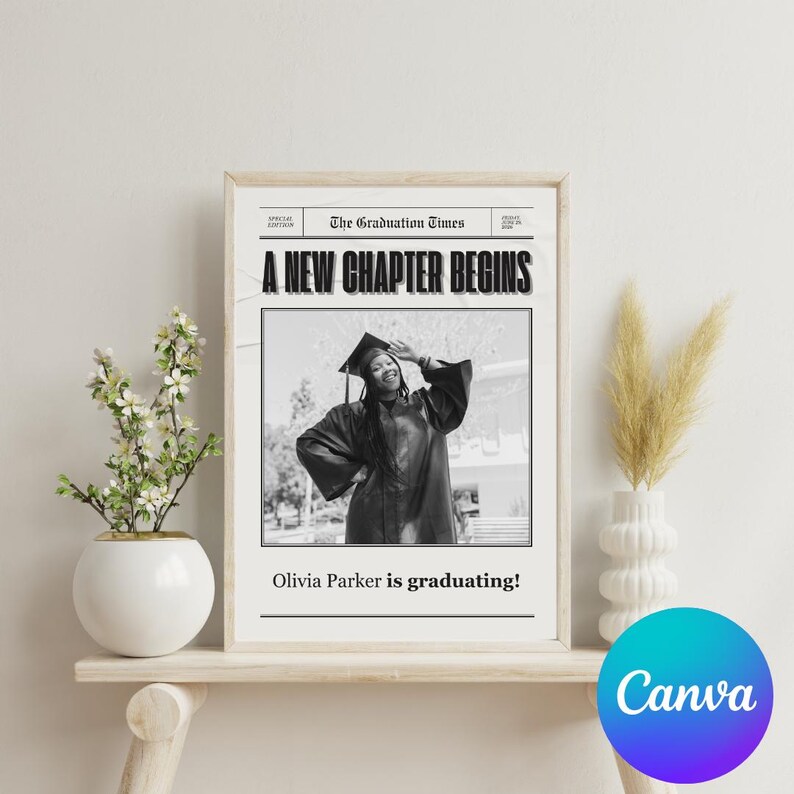 Może przedstawiać: Czarno-białe zdjęcie absolwentki w czapce i szacie. Zdjęcie jest oprawione w stylu gazety z nagł&oacute;wkiem "A New Chapter Begins" i tekstem "Olivia Parker is graduating!" pod zdjęciem.