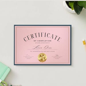 Puede incluir: Un certificado de finalizaci&oacute;n rosa con un sello dorado, presentado a Laura Dern por completar el curso de t&eacute;cnica de pesta&ntilde;as. El certificado est&aacute; firmado por Olivia Evans, directora, y Nicky Halroa, gerente.