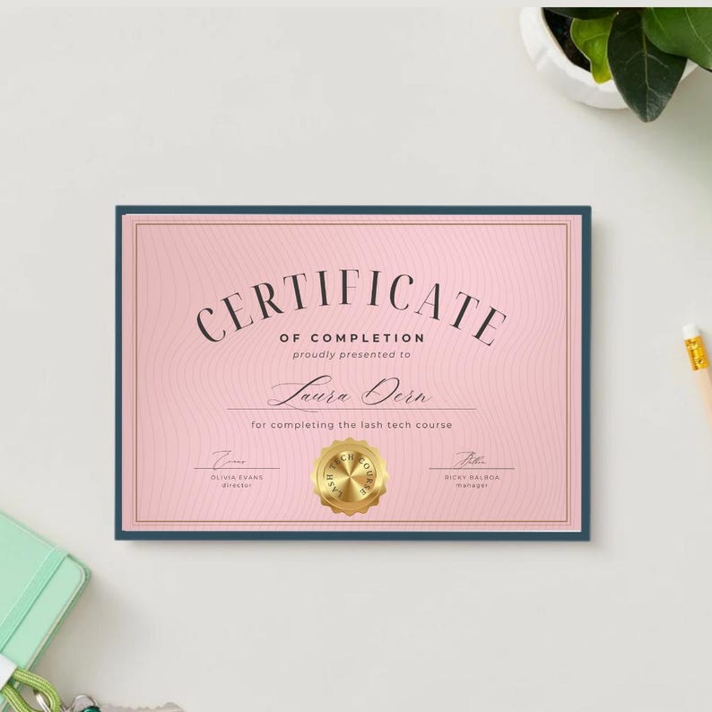 Puede incluir: Un certificado de finalizaci&oacute;n rosa con un sello dorado, presentado a Laura Dern por completar el curso de t&eacute;cnica de pesta&ntilde;as. El certificado est&aacute; firmado por Olivia Evans, directora, y Nicky Halroa, gerente.