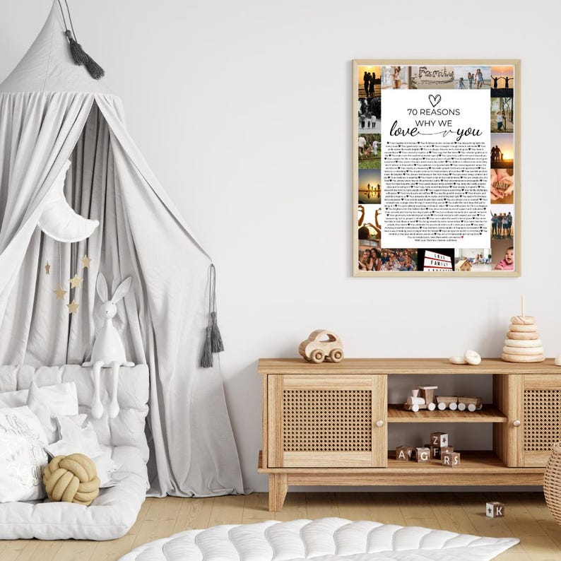 Pu&ograve; includere: Un collage di foto incorniciato con il testo "70 Reasons Why We Love You" stampato su uno sfondo bianco. Il collage presenta foto di una famiglia, tra cui una coppia, bambini e un cane. La cornice &egrave; in legno e ha una finitura marrone chiaro.