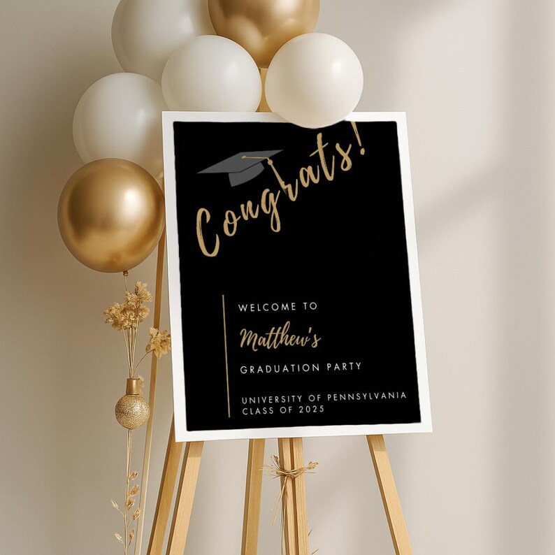 K&ouml;nnte beinhalten: Schwarzes und goldenes Abitur-Partyschild mit dem Text "Herzlichen Gl&uuml;ckwunsch!" und "Willkommen zur Abschlussparty von Matthew University of Pennsylvania Klasse von 2023".