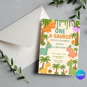 Pode incluir: Um convite de festa de anivers&aacute;rio de dinossauro amarelo claro, verde e laranja com o texto "One A-saurus" e "Join us to celebrate Alan's 1st Birthday". O convite inclui uma data, hora, endere&ccedil;o e informa&ccedil;&otilde;es de RSVP.