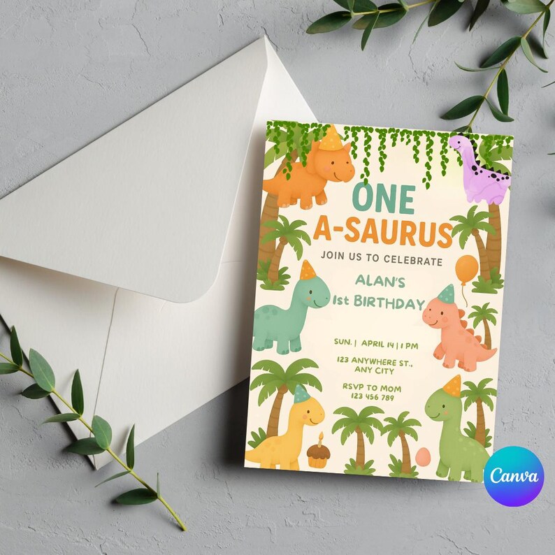 Pode incluir: Um convite de festa de anivers&aacute;rio de dinossauro amarelo claro, verde e laranja com o texto "One A-saurus" e "Join us to celebrate Alan's 1st Birthday". O convite inclui uma data, hora, endere&ccedil;o e informa&ccedil;&otilde;es de RSVP.