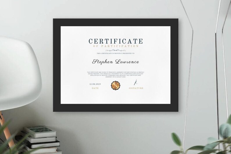 以下が含まれることがあります： 白い背景に「CERTIFICATE OF PARTICIPATION」と「Stephen Lawrence」の文字が印刷された、金色のシールと黒い額縁の参加証明書です。