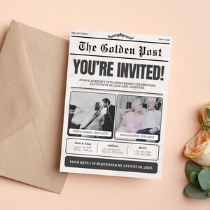 Peut inclure: Une invitation de style journal pour une c&eacute;l&eacute;bration de 50e anniversaire. L'invitation pr&eacute;sente une photo en noir et blanc du couple de leur jour de mariage et une photo actuelle du couple. Le texte indique "The Golden Post" et "You're Invited!" avec les noms du couple et la date et l'heure de l'&eacute;v&eacute;nement. L'invitation comprend &eacute;galement une adresse et des informations RSVP.