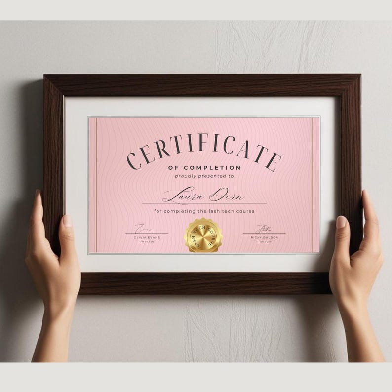 Puede incluir: Un certificado de finalizaci&oacute;n rosa con un sello dorado, presentado a Laura Dern por completar el curso de t&eacute;cnico de pesta&ntilde;as.