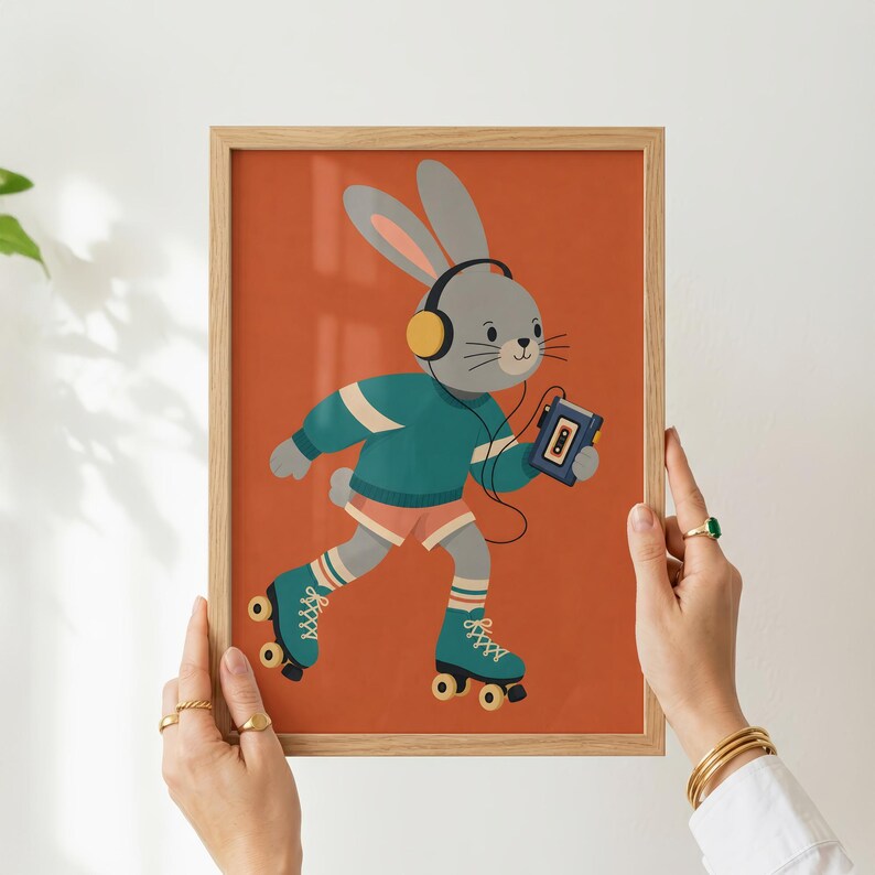 Peut inclure: Une impression d'art encadr&eacute;e repr&eacute;sentant un lapin gris portant un casque jaune et un pull bleu sarcelle, patinant sur des patins &agrave; roulettes tout en tenant un lecteur de cassette portable sur un fond orange br&ucirc;l&eacute;.