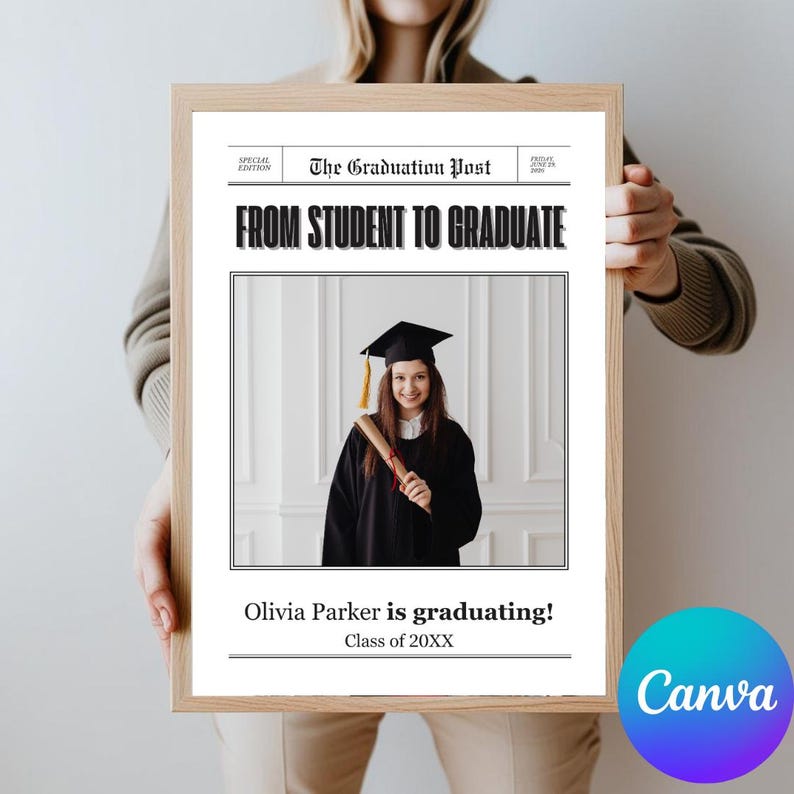 Peut inclure: Une affiche d'annonce de dipl&ocirc;me avec un design de journal noir et blanc. L'affiche pr&eacute;sente une photo d'un dipl&ocirc;m&eacute; portant une toge et un bonnet noirs et tenant un dipl&ocirc;me. Le texte indique "The Graduation Post" et "From Student to Graduate". Le nom du dipl&ocirc;m&eacute; est Olivia Parker et l'ann&eacute;e de dipl&ocirc;me est 20XX.