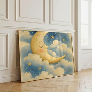 Pu&ograve; includere: Una stampa artistica da parete rettangolare con un'illustrazione ad acquerello di una luna crescente sorridente con gli occhi chiusi, circondata da nuvole soffici e morbide nei toni del blu e crema, con piccole stelle gialle nel cielo.