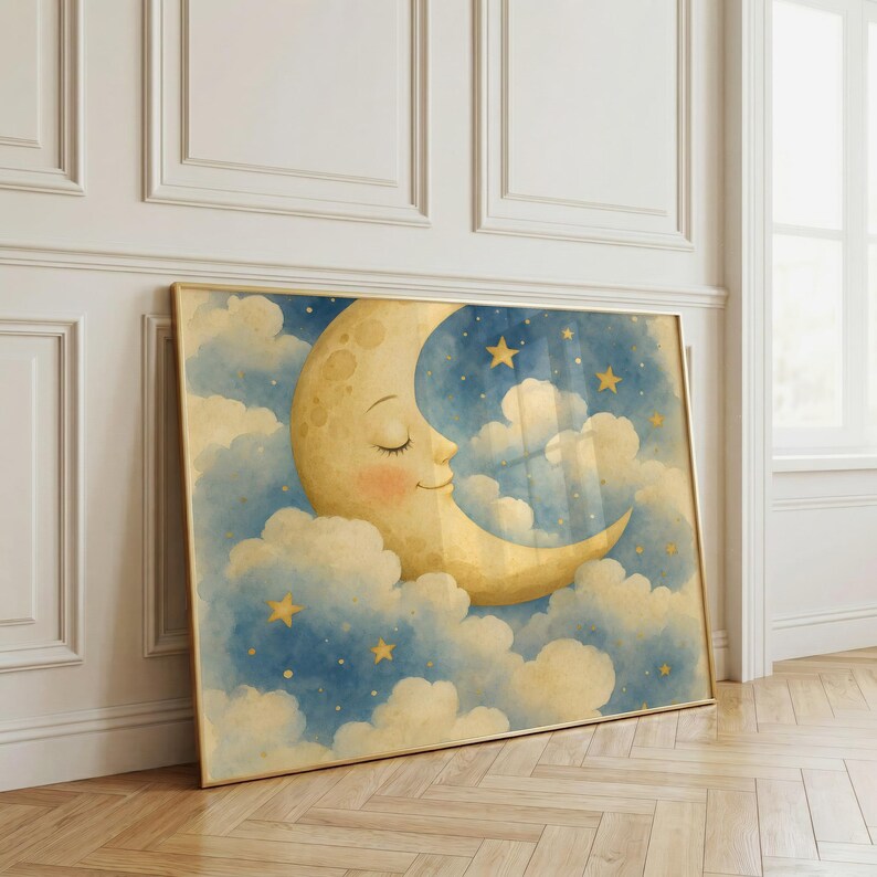 Pu&ograve; includere: Una stampa artistica da parete rettangolare con un'illustrazione ad acquerello di una luna crescente sorridente con gli occhi chiusi, circondata da nuvole soffici e morbide nei toni del blu e crema, con piccole stelle gialle nel cielo.