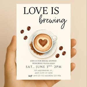 Pu&ograve; includere: Un invito a un addio al nubilato con un'illustrazione ad acquerello di una tazza di caff&egrave; con un disegno a forma di cuore nella schiuma. Il testo recita "Love is brewing" e include i dettagli dell'evento, tra cui la data, l'ora e il luogo. Sono incluse anche le informazioni RSVP.
