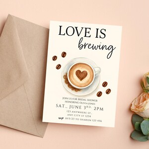 Pu&ograve; includere: Un biglietto bianco con chicchi di caff&egrave; marroni e una tazza di caff&egrave; con un disegno a forma di cuore nella schiuma. Il testo sul biglietto recita "LOVE IS brewing" e "JOIN US FOR BRIDAL SHOWER HONORING OLIVIA JONES SAT. JUNE 3RD, 2PM 123 ANYWHERE ST., ANY CITY ST 1234 BY5/23 TO SHARON 123 456".