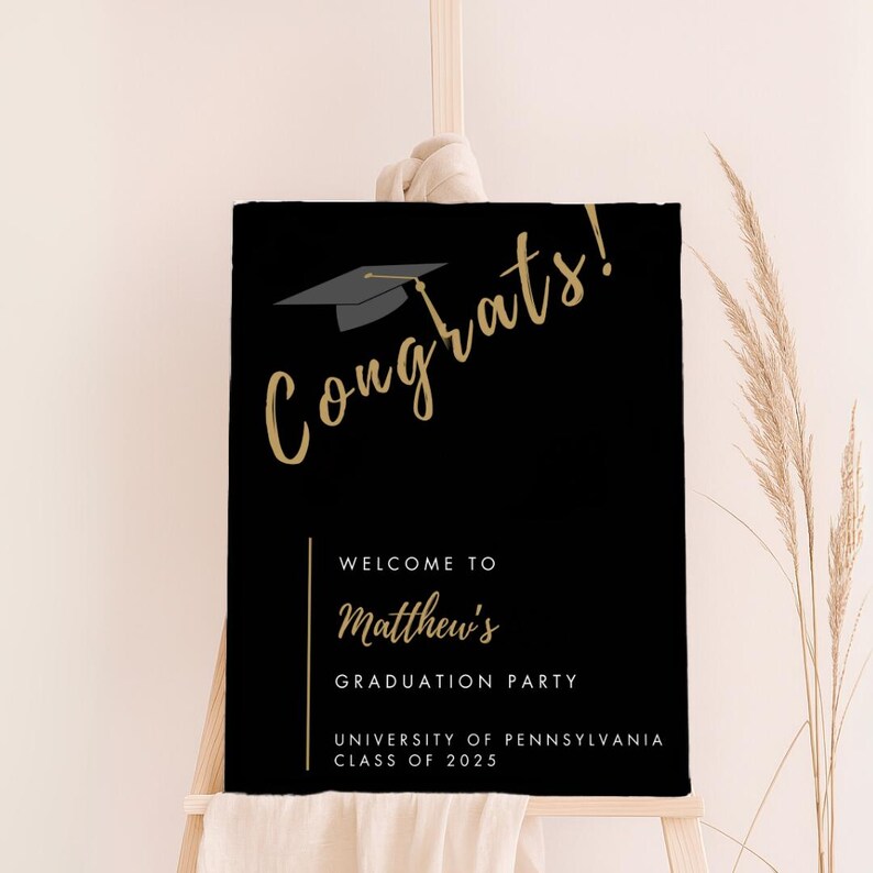 K&ouml;nnte beinhalten: Schwarzes und goldenes Abitur-Partyschild mit einer Illustration einer Abschluss-Kappe und dem Text "Herzlichen Gl&uuml;ckwunsch!" Willkommen zur Abschlussparty von Matthew, University of Pennsylvania, Klasse 2025.