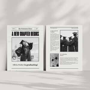 Może przedstawiać: Czarno-białe ogłoszenie o ukończeniu studi&oacute;w w stylu gazety z nagł&oacute;wkiem "Rozpoczyna się nowy rozdział". Prezentowane jest zdjęcie osoby w czapce i szacie absolwenta. Pod zdjęciem znajduje się tekst "Olivia Parker kończy studia!" Prawa strona ogłoszenia zawiera notatkę od absolwenta i sekcję zatytułowaną "Moja podr&oacute;ż do ukończenia studi&oacute;w".