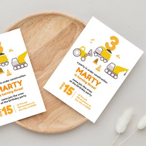 Peut inclure: Une invitation de f&ecirc;te d'anniversaire sur le th&egrave;me de la construction jaune et orange pour un gar&ccedil;on qui f&ecirc;te ses trois ans. L'invitation pr&eacute;sente une illustration de v&eacute;hicules de construction en dessin anim&eacute; et le texte "Une f&ecirc;te est en construction Marty a trois ans ! Rejoignez l'&eacute;quipe &agrave; la f&ecirc;te d'anniversaire le 15 mai &agrave; 17h00 123 anywhere st. any city, st 12345".