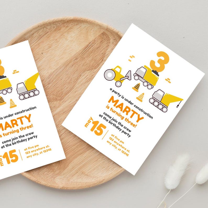 Peut inclure: Une invitation de f&ecirc;te d'anniversaire sur le th&egrave;me de la construction jaune et orange pour un gar&ccedil;on qui f&ecirc;te ses trois ans. L'invitation pr&eacute;sente une illustration de v&eacute;hicules de construction en dessin anim&eacute; et le texte "Une f&ecirc;te est en construction Marty a trois ans ! Rejoignez l'&eacute;quipe &agrave; la f&ecirc;te d'anniversaire le 15 mai &agrave; 17h00 123 anywhere st. any city, st 12345".