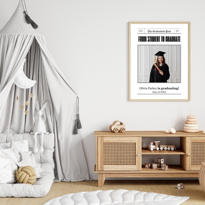Peut inclure: Une affiche de style journal annon&ccedil;ant une remise de dipl&ocirc;me avec une photo d'un dipl&ocirc;m&eacute; portant une toge et un bonnet. Le texte indique "The Graduation Post, From Student to Graduate, Olivia Parker is graduating! Class of 20XX".
