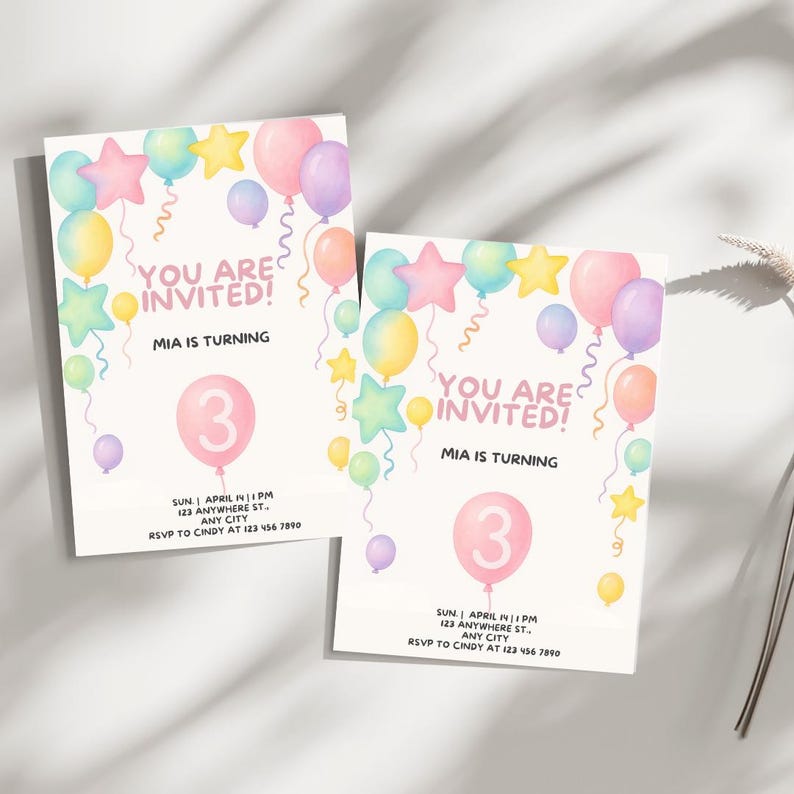 Op de afbeelding: Twee rechthoekige verjaardagsuitnodigingen met pastelkleurige ballonnen en sterren. De tekst luidt: YOU ARE INVITED! MIA IS TURNING 3. SUN. APRIL 14 | 1 PM 123 ANYWHERE ST., ANY CITY RSVP TO CINDY AT 123 456 7890. Het ontwerp is wit van kleur.